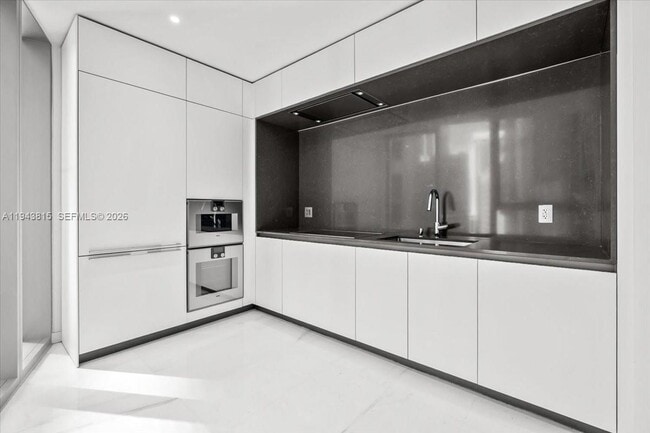 Building Photo - 300 Biscayne Boulevard Way