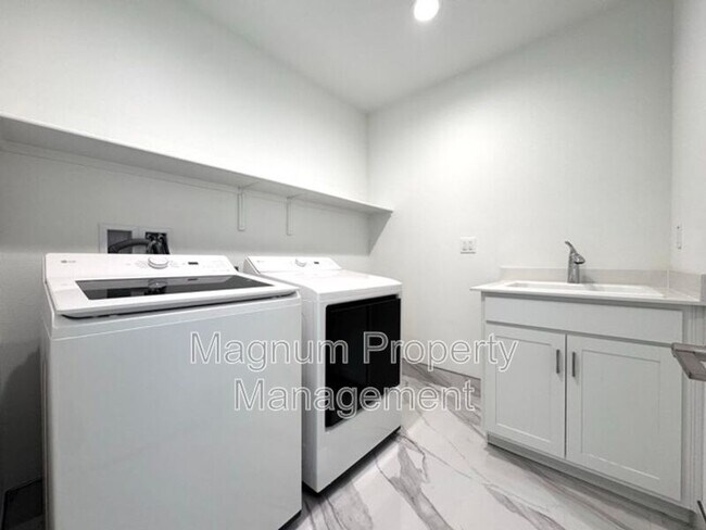 Building Photo - 25061 River Peak Dr