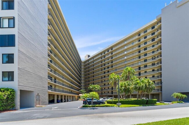 Building Photo - 801 S Ocean Dr