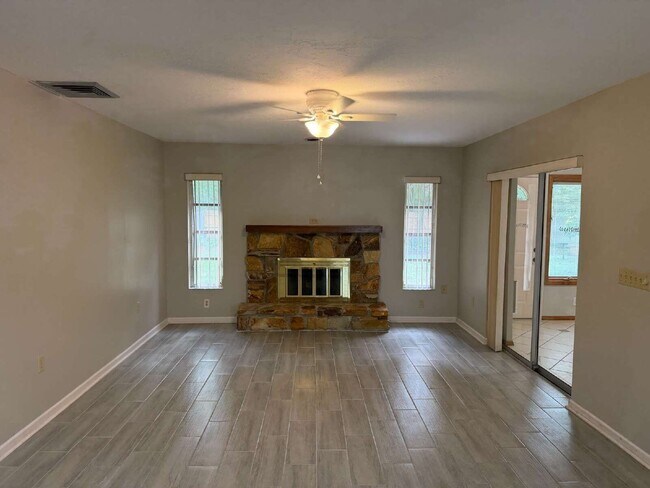 Building Photo - 423 Whispering Oaks Ct