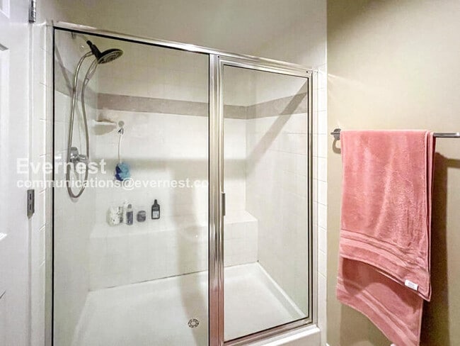 Building Photo - 3201 Shoshone St