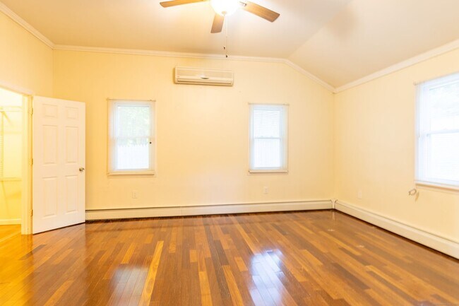 Building Photo - Spacious 4 bedroom single family home at t...