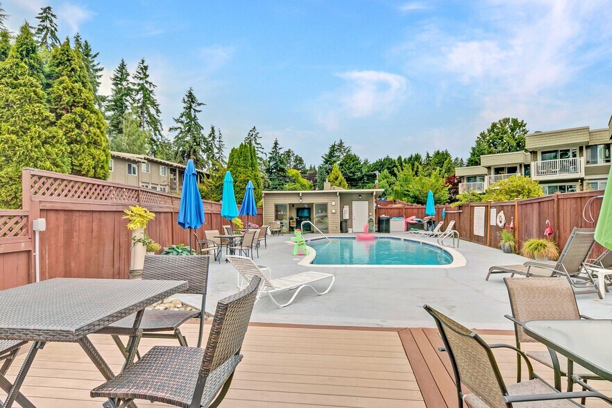 Building Photo - 4050 W Lake Sammamish Pky NE