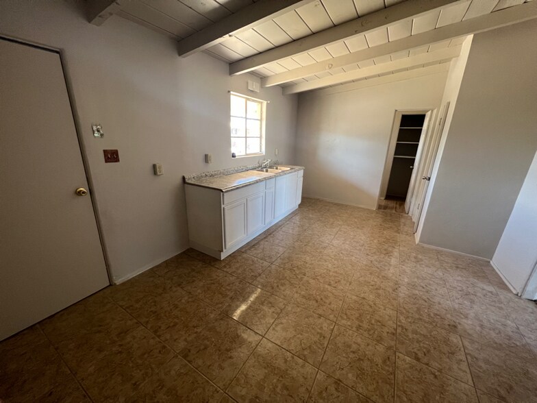 Building Photo - 302 W Irvington Rd