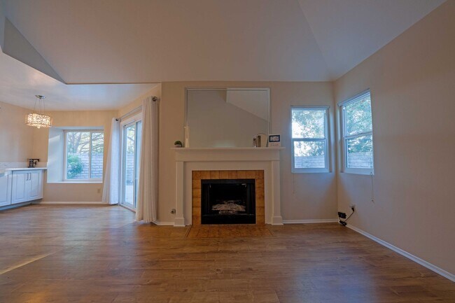 Building Photo - Charming Home for Now Leasing in Thousand Oaks!