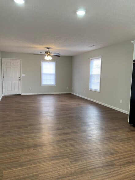 Building Photo - 152 School Side Dr