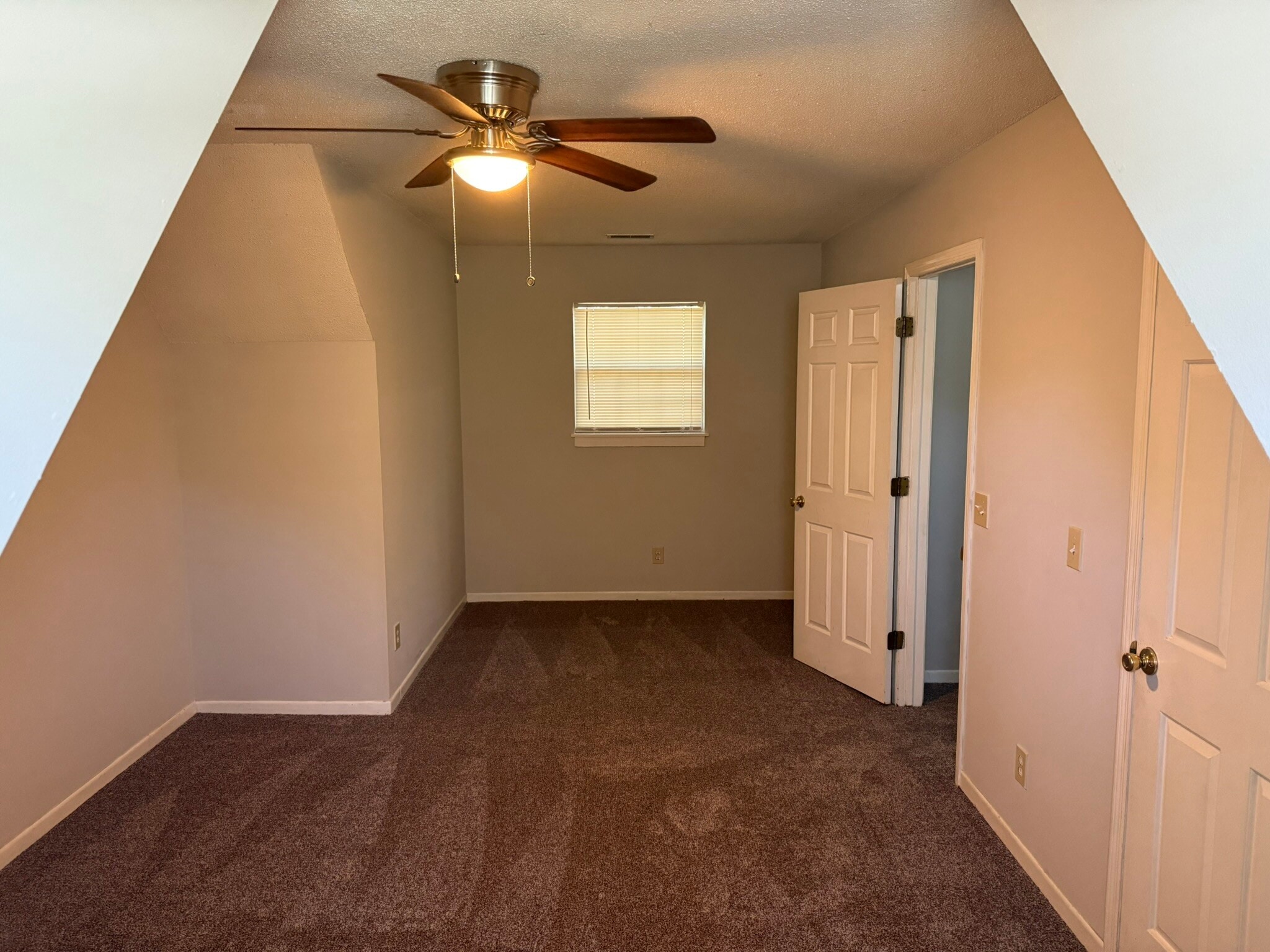 Upstairs Bedroom (1) - 800 Mountain View Ct