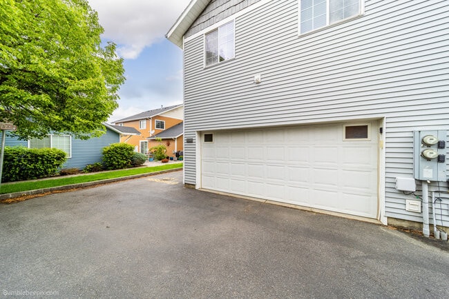 Building Photo - 931 N Goldenrod Ct