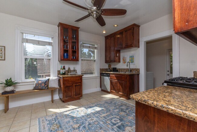 Building Photo - 703 Manzanita Ave