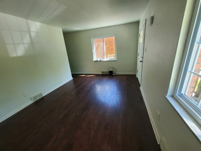 Building Photo - 834 Oranmore St