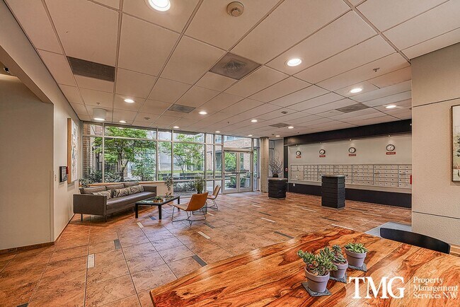 Building Photo - Top-Floor 2BD/2BA Condo w/ Stunning Park Views & Utilities Included