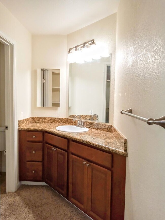 Building Photo - Great Second Floor 2bd Condo With Pool in Gated Complex