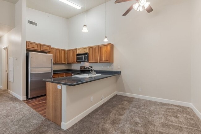 Building Photo - Pheasant Run Condo- 3rd floor NEW PAINT & ...