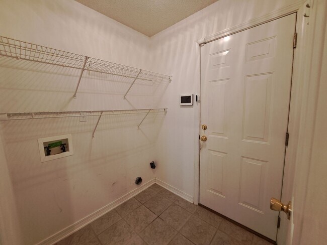 Building Photo - 4BR/3BA with privacy fenced backyard