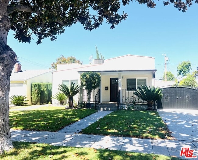Building Photo - 926 N Pass Ave