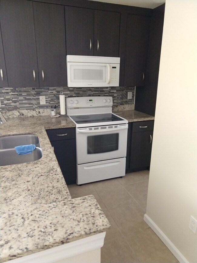 Kitchen - 4887 Via Palm Lks