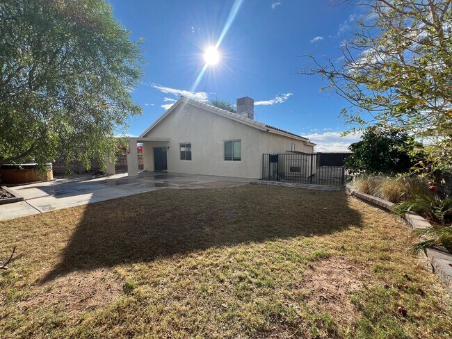 Building Photo - 3 BEDROOM HOME IN THE FOOTHILLS!