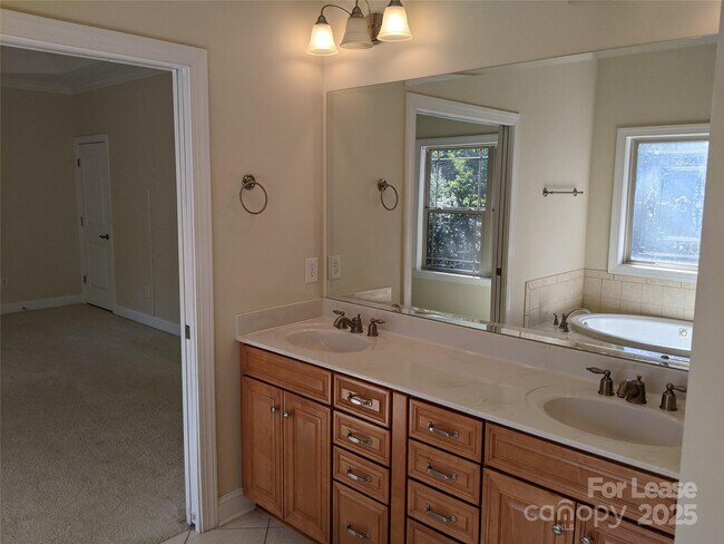 Building Photo - 743 Irish Green Dr