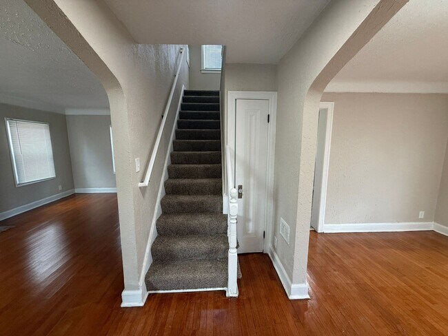 Building Photo - Renovated 2-Bedroom Home – We Welcome Sect...