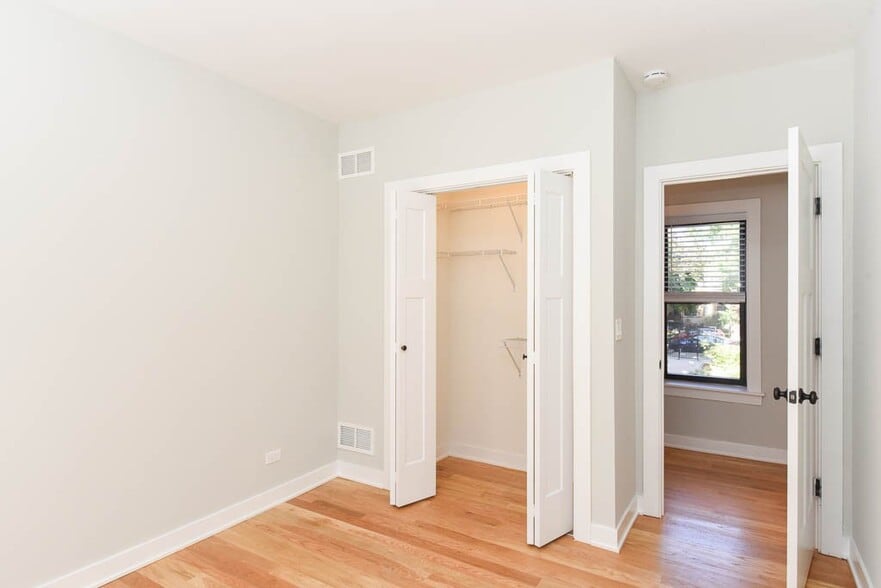 Building Photo - 2210 W Eastwood Ave