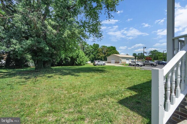Building Photo - 121 E Browning Rd
