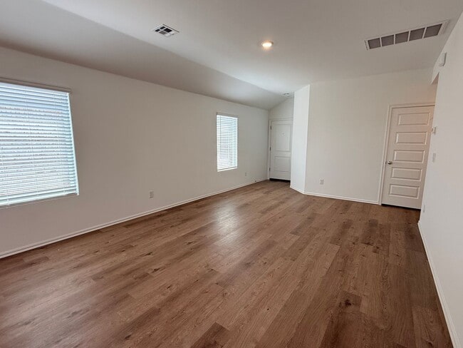 Building Photo - Brand New!! Cute 3 bed, 2 bath in Redstone Ranch