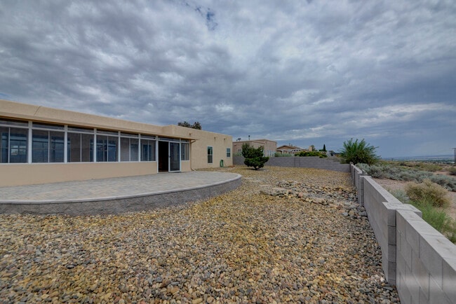 Building Photo - 814 Palmas Altas Dr SE