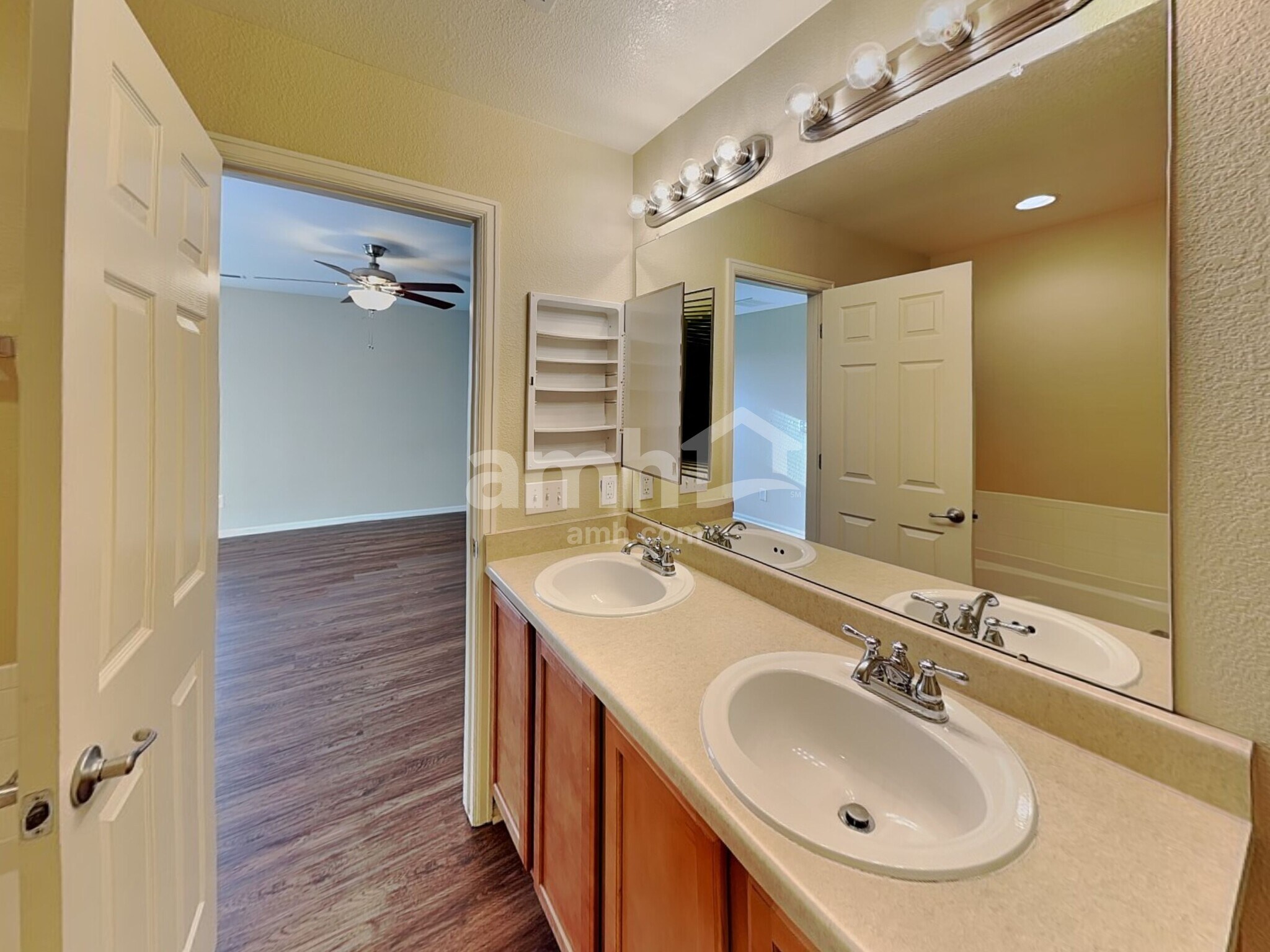 Building Photo - 810 Sunrise Dr