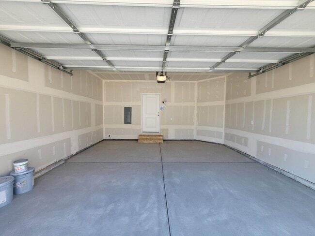 Building Photo - 3 Bedroom Townhome
