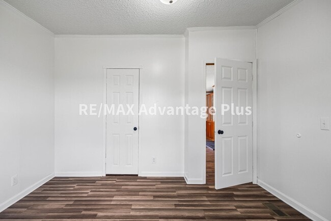 Building Photo - Spacious 4 bedroom home in private setting