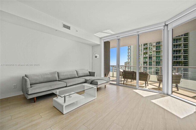 Building Photo - 1300 Brickell Bay Dr