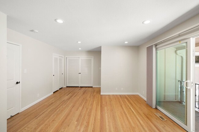 Building Photo - Spacious Menlo Park Retreat with 6 Bedroom...