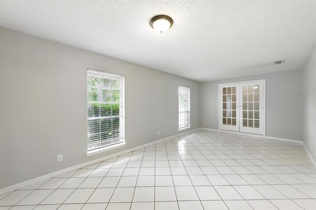 Building Photo - 1009 Rebbeca Dr