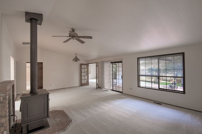 Building Photo - Rent 3 bed property for $2750 per month