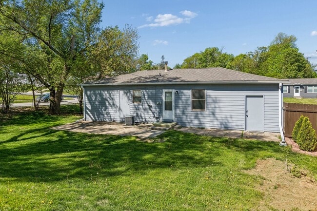 Building Photo - 7013 La Vista Dr