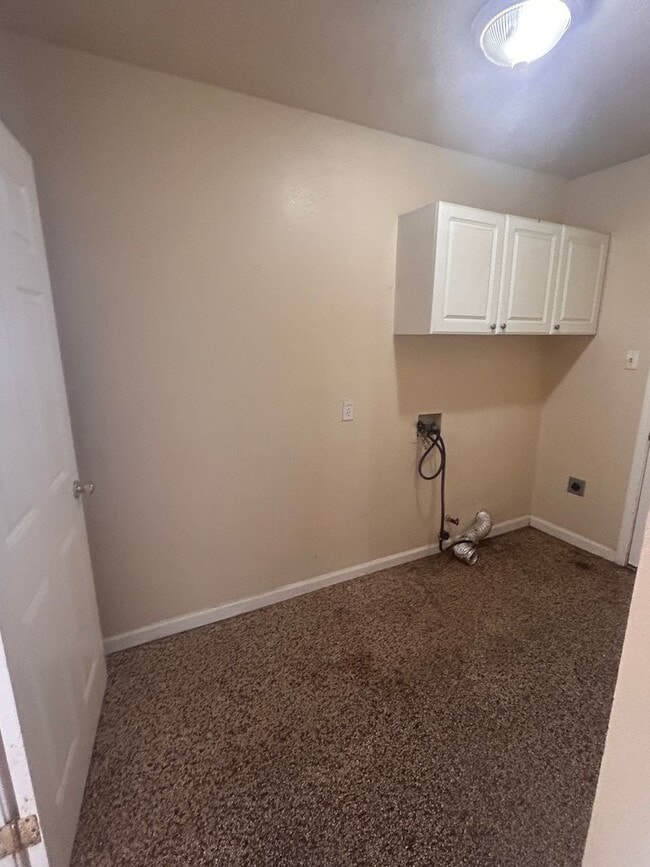 Building Photo - This home is loaded with space and features and Northwest Hanford