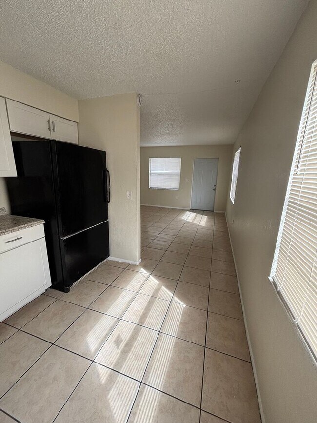 Building Photo - 3 bedroom 2 bath duplex