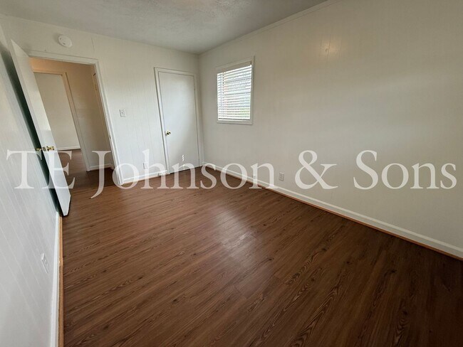 Building Photo - Updated Unit with Granite Counters & Off-Street Parking in Winston-Salem