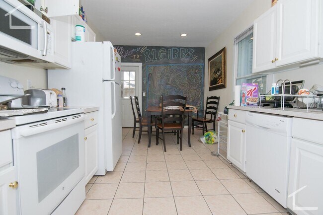 Building Photo - Large 5 Bedroom Apartment by BU Available for September 1st, 2026