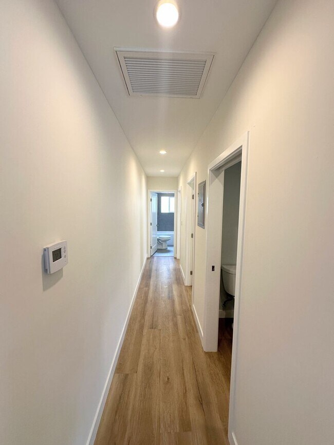 Building Photo - Front Unit, 2bd/1.5 bath with Central A/C and Heat and washer/dryer hookups