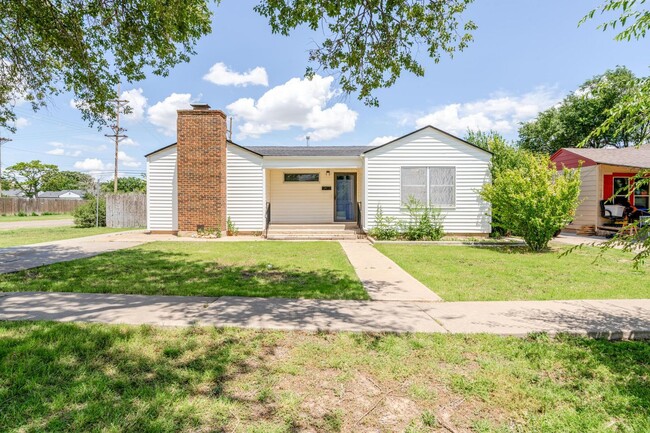Primary Photo - Super nice 5 Bedroom 3 bath property for r...