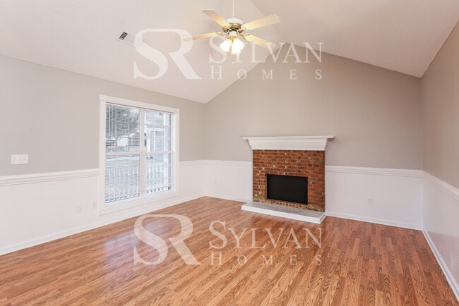 Building Photo - Spacious 5 bedroom home awaits you!