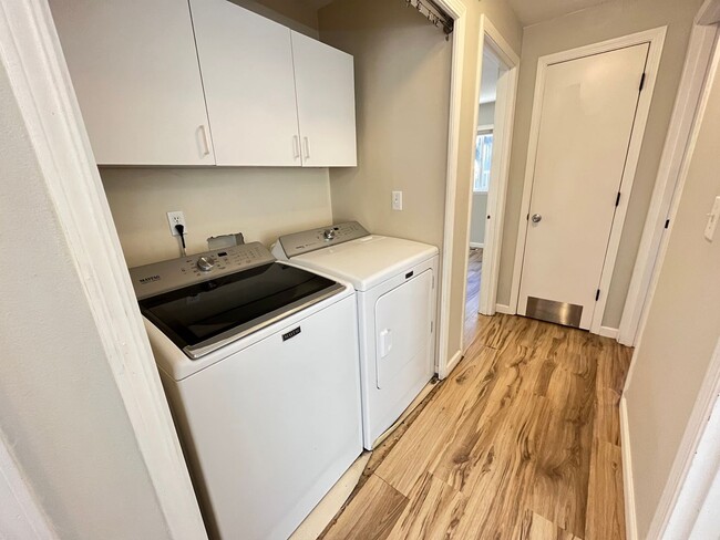 Building Photo - This Adorable 3 Bed / 2.5 Bath Ranch Style Homes Offers A Large Backyard and Beautiful Natural Li...