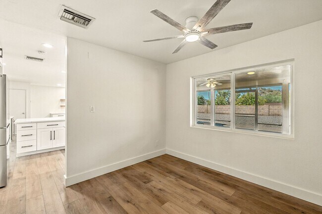 Building Photo - Beautiful 3 bed, 2 bath w/ bonus Room, loc...