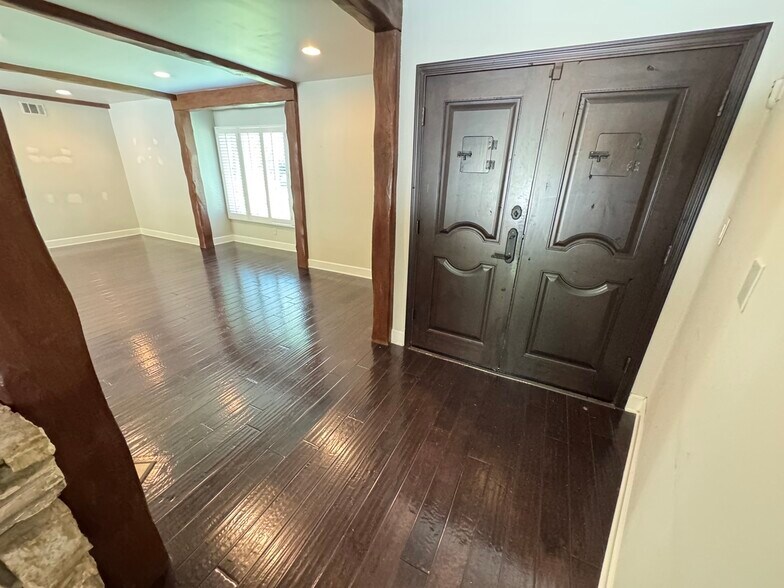 Building Photo - 3957 Woodfield Dr