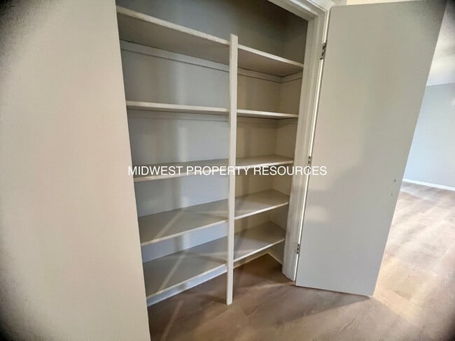 Building Photo - Freshly Updated 2 Bedroom Apartment