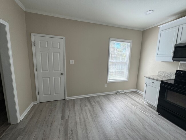 Building Photo - MOVE-IN READY!