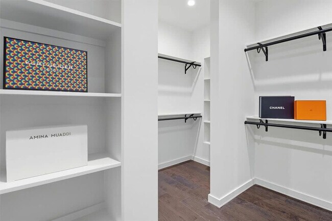 Building Photo - 2909 El Fenice Ln