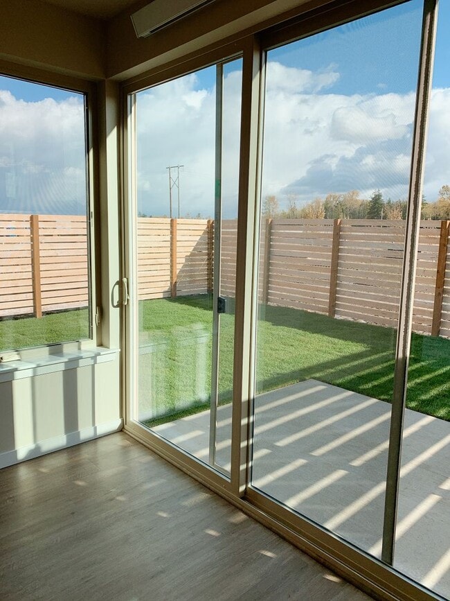 Building Photo - Sunny 3 bdrm, 2.5 bath in Cordata Neighborhood