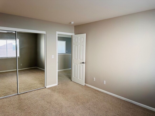 Building Photo - Full Bedroom and Bathroom Downstairs